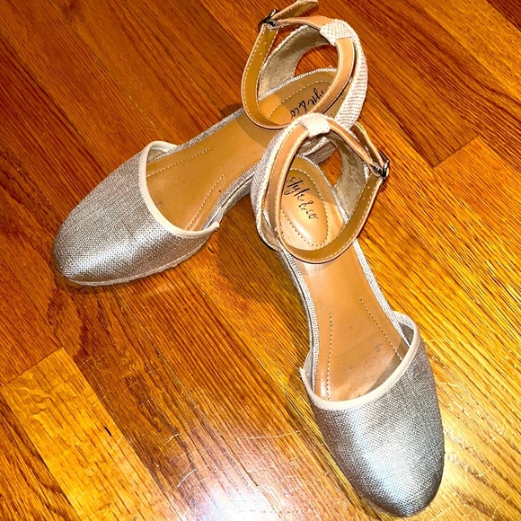 Style & Co gold ankle strap low heels espadrilles size 8 - Picture 1 of 6